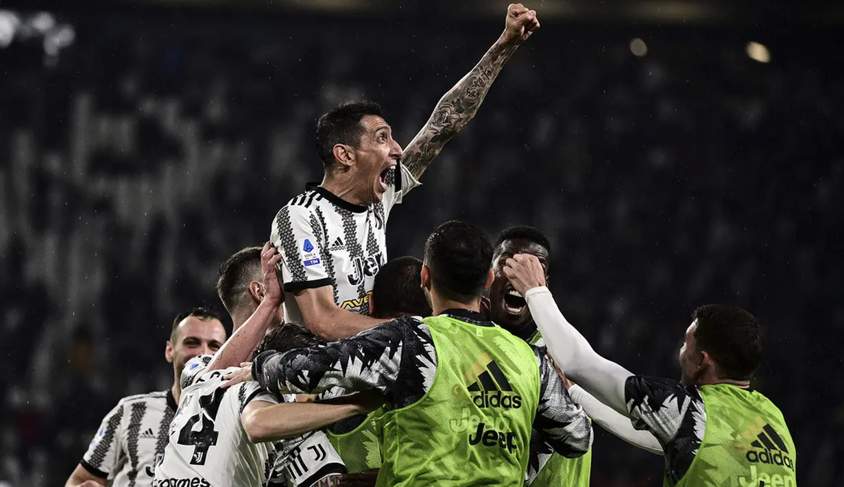 <p>Main di kandang sendiri, Juventus coba menekan Napoli di awal laga. Peluang emas didapat melalui Juan Cuadrado di menit 10. Namun tembakan eks pemain Chelsea itu masih bisa diantisipasi kiper Alex Meret. (Marco Alpozzi/LaPresse via AP)</p>