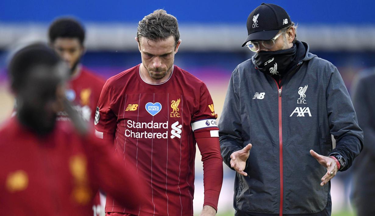 Pelatih Liverpool, Jurgen Klopp berbincang dengan Jordan Henderson saat pertandingan melawan Everton pada laga Premier League di Stadion Goodison Park, Minggu (21/6/2020). Laga Derbi Merseyside edisi ke-236 itu berakhir 0-0. (AP/Peter Powell)