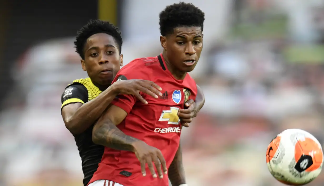 Striker Manchester United, Marcus Rashford, berebut bola dengan bek Southampton, Kyle Walker-Peters, pada laga lanjutan Premier League pekan ke-35 di Stadion Old Trafford, Selasa (14/7/2020) dini hari WIB. Manchester United bermain imbang 2-2 atas Southampton. (AFP/Peter Powel/pool)