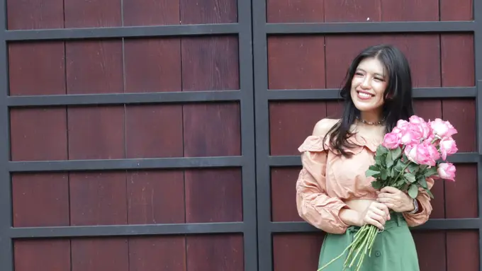 wanita januari bunga mawar
