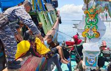 FOTO: Kapal KM Anugrah Indah-18 Terbakar di Laut Sumbawa, TNI AL Evakuasi 25 ABK