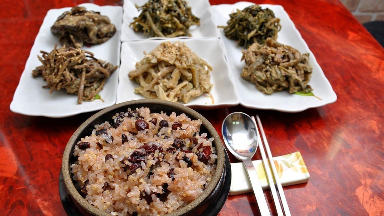 3.&nbsp;Berbagi Makanan dengan Banchan