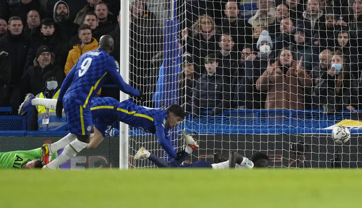 Hasilnya, The Blues mampu unggul cepat saat laga baru berjalan lima menit. Bermula dari umpan terobos Alonso, Kai Havertz sukses mengirim tembakan mendatar ke gawang Hugo Lloris yang sempat mengenai Davinson Sanchez. (AP/Kirsty Wigglesworth)