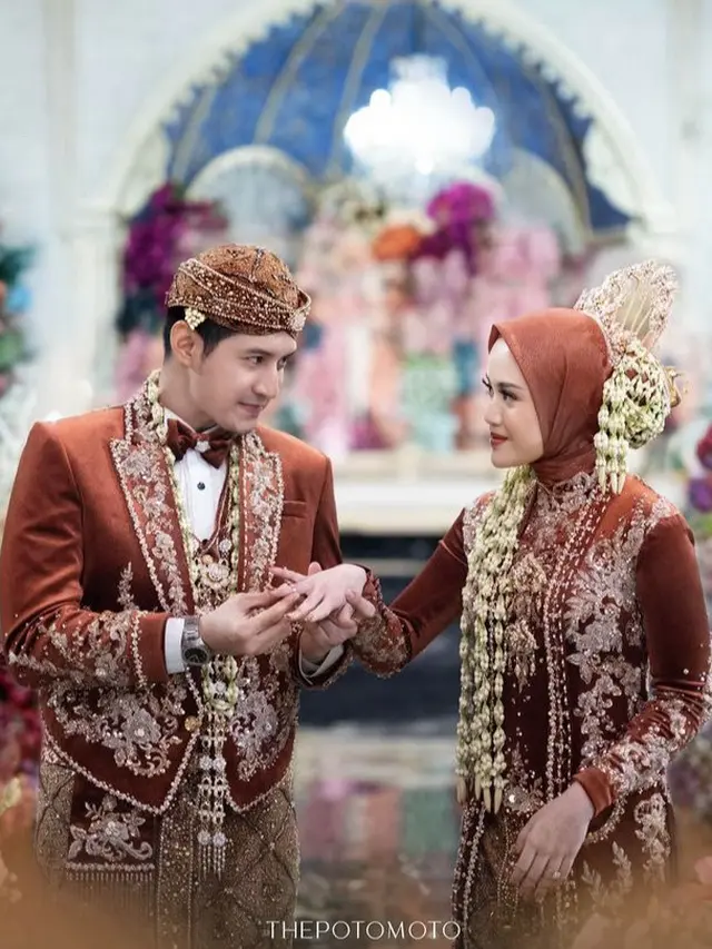Pernikahan Chand Kelvin dan Dea dengan konsep adat tradisional. [@thepotomoto]