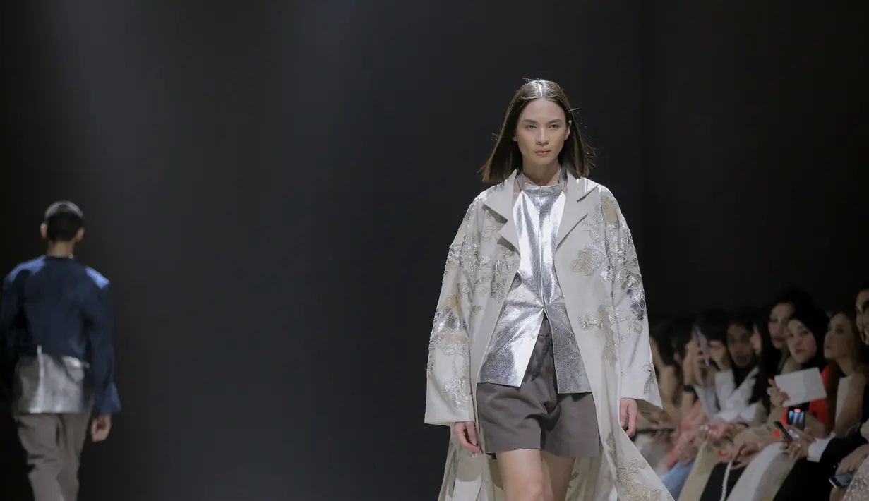 Di tengah lokasi yang biasanya ramai oleh pengunjung dan pekerja untuk menghabiskan waktu, Sapto membangun ruang khusus untuk ketenangannya. Ia meminta para pecinta karyanya untuk menjernihkan pikiran, tenang, dan memberikan kesempatan untuk merenung dan bersantai, menemukan harmoni dalam diri. [Foto: Document/FIMELA]