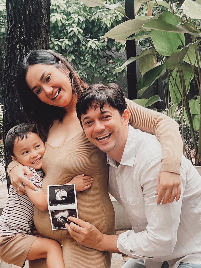 6 Potret Andrew Andika Umumkan Sang Istri Hamil Anak Kedua, Penuh Bahagia