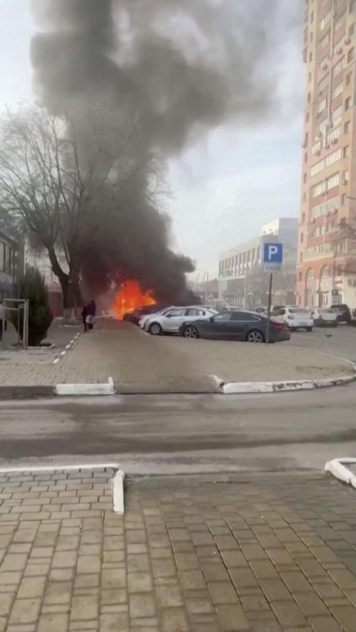 Sirene serangan udara sebelumnya terdengar di seluruh Belgorod ketika Gubernur Vyacheslav Gladkov mendesak semua warga untuk pindah ke tempat perlindungan.<br>