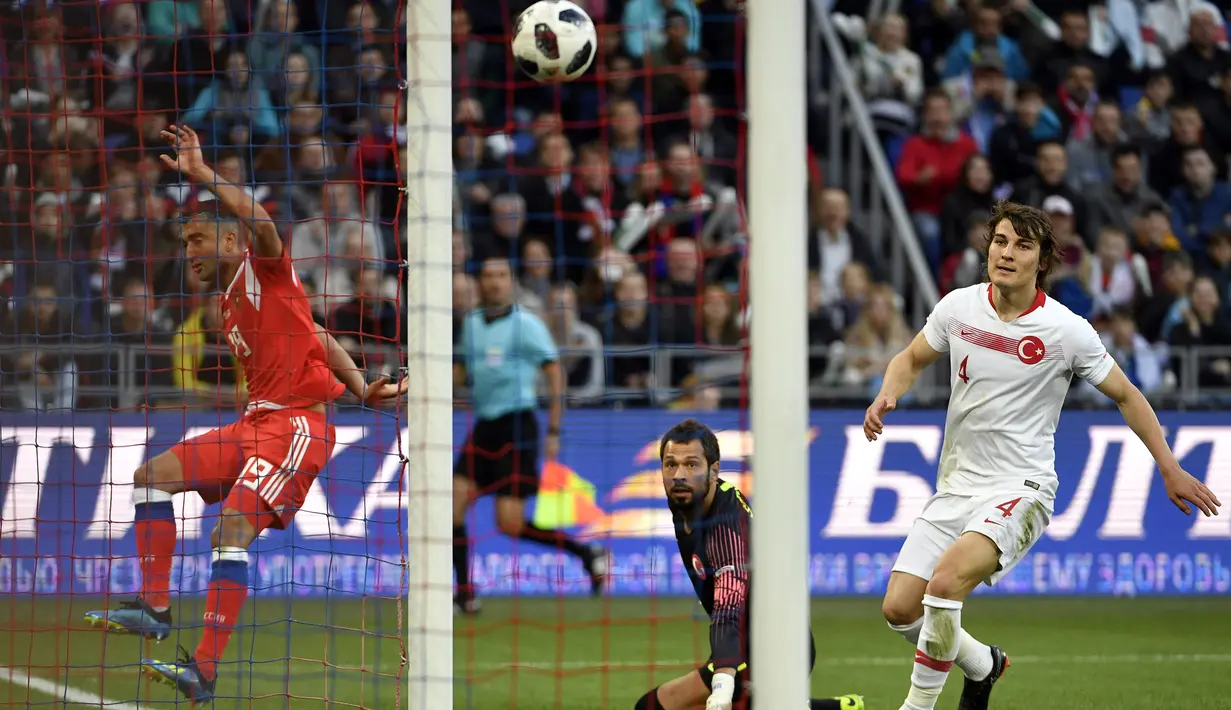 Pemain Rusia, Alexander Samedov (kiri) saat mencetak gol ke gawang Turki  pada laga uji coba di VEB Arena stadium, Moskow, Rusia, (5/6/2018). Rusia bermain imbang 1-1. (AFP/Alexander Nemenov)
