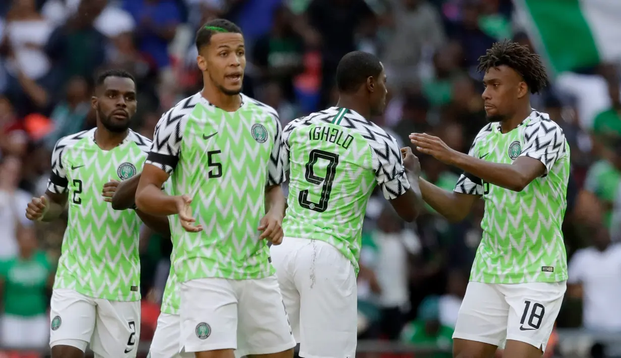 Pemain Nigeria merayakan gol mereka ke gawang Inggris dalam laga uji coba Piala Dunia 2018 di Stadion Wembley, London, Inggris, Sabtu (2/6). Inggris berhasil menekuk Nigeria dengan skor 2-1.  (AP Photo/Matt Dunham)
