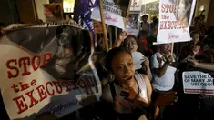 Sejumlah aktivis bergembira setelah mendengar pemerintah Indonesia menunda pelaksanaan eksekusi hukuman mati terhadap Mary Jane, di depan Kedutaan Indonesia di Filipina, Rabu (29/4/2015). (REUTERS/Erik De Castro)