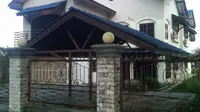 Rumah mewah di Batam yang digeledah akibat diduga terdapat jaringan penipuan online oleh WNA. (Liputan6.com/Ajang Nurdin)