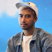 Sebagai musisi, Vidi Aldiano tak hanya berkarier dengan lagu-lagu yang dinyanyikannya saja. Ia juga berperan terhadap perkembangan musik, salah satunya adalah menjadi juri dalam pencarian bakat anak-anak. (Nurwahyunan/Bintang.com)