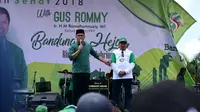 Ridwan Kamil dan Uu Rizhanul Ulum dalam acara Jalan Santai HUT PPP ke-46 di Bandung (Istimewa)