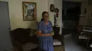 Carmen Castro berdiri di ruang tamu rumahnya, di tengah pandemi virus corona di Caracas, Venezuela, pada 18 Agustus 2021. Castro yang berusia 78 tahun mengatakan sang putri yang berangkat ke Chile tiga tahun lalu mengirimkan uang untuk menambah pensiunnya yang sedikit. (AP Photo/Ariana Cubillos)