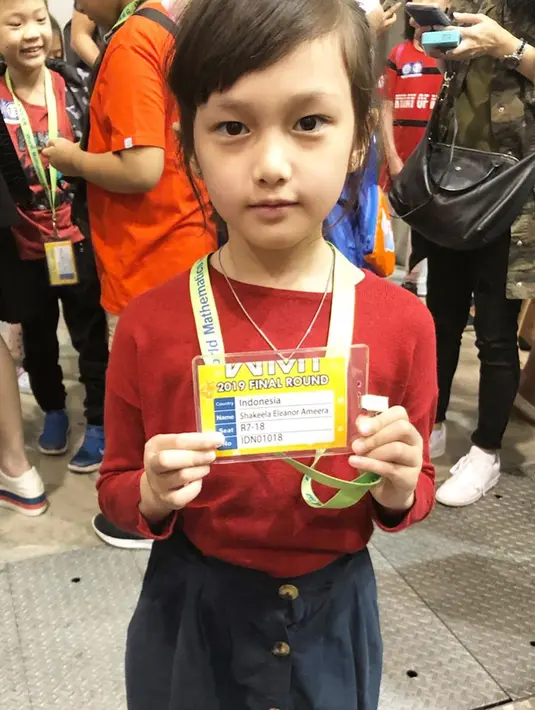 Ussy Sulistiawaty dan anak-anaknya