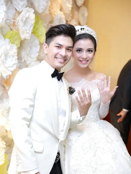 Sepasang cincin menjadi simbol lembaran baru Chelsea Olivia dan Glenn Alinskie yang resmi menjadi suami istri. (Galih W. Satria/Bintang.com)