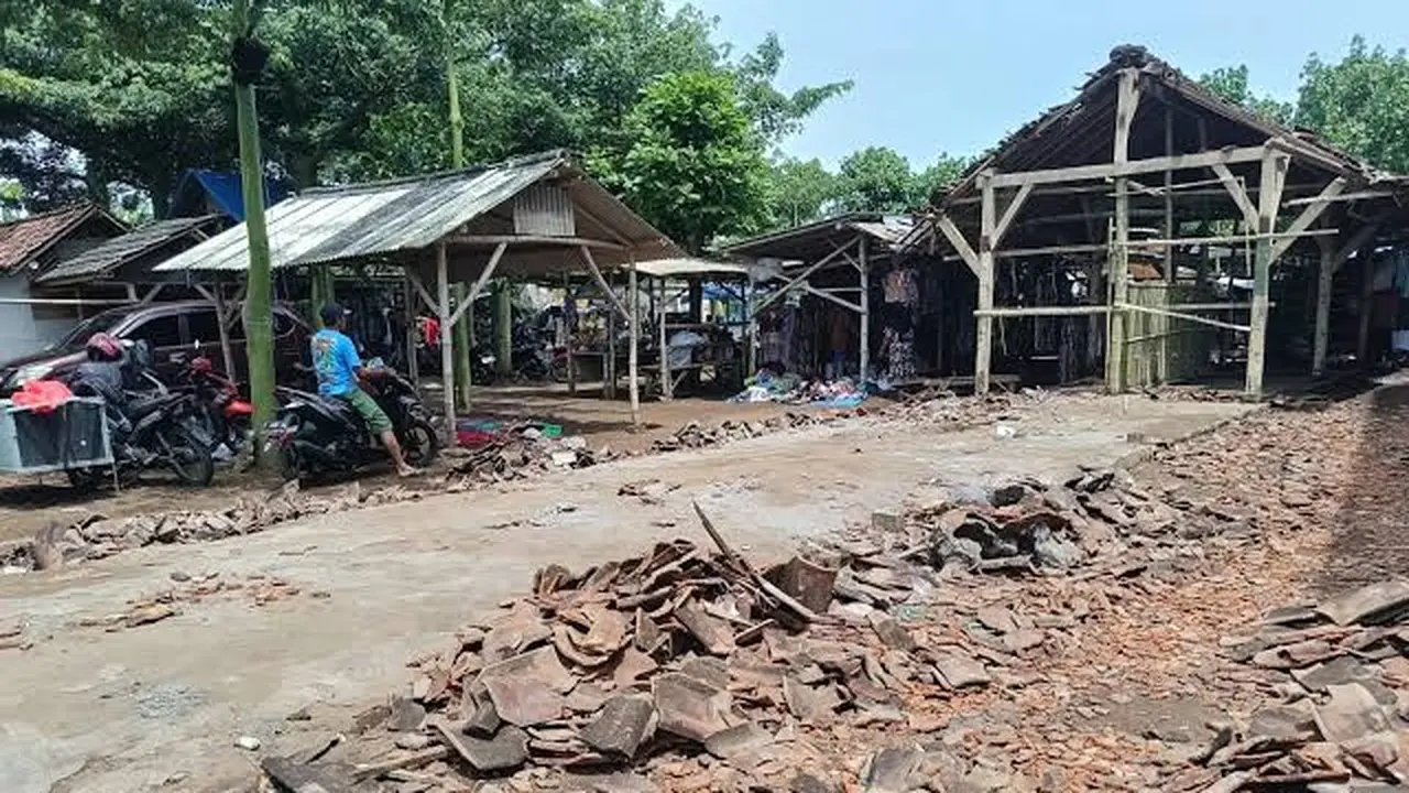 Lapak pedagang di Lumajang ambruk. (Istimewa)