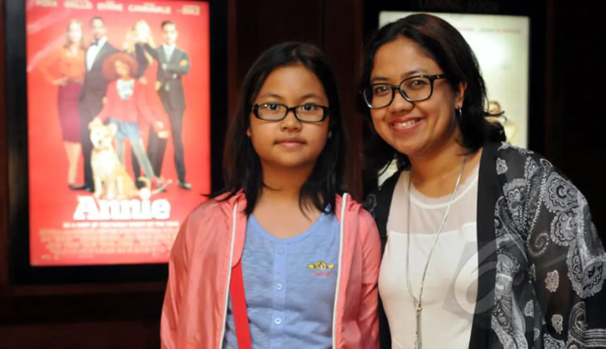 Rini dan putrinya, Jeihan saat Premier Film ANNIE di Plaza Indonesia XXI, Jakarta, Rabu (21/1/2015). Menurut mereka, musik dan setting Broadway menjadi hal yang paling menarik dari film ANNIE. (Liputan6.com/Panji Diksana)