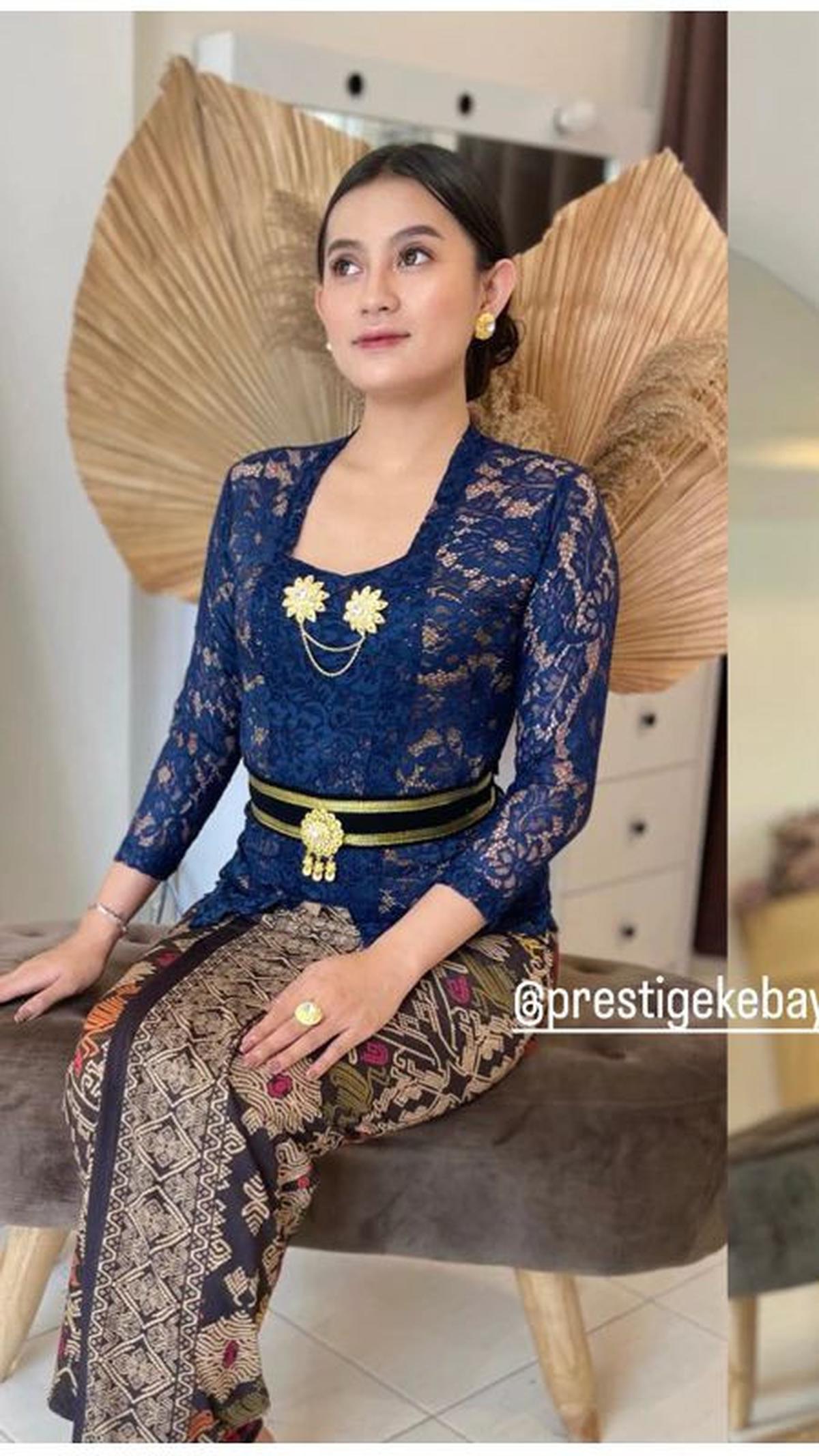 <b>3. Inspirasi Kebaya Bali dengan Kombinasi Aksesoris</b><br>