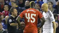 Balotelli bersitegang dengan Shelvey di laga Liverpool Vs Swansea (Daily Mail)