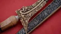 Keris dari Desa Wisata Aeng Tong-tong, Kabupaten Sumenep, menjadi suvenir untuk para delegasi G20. (dok. Biro Komunikasi Publik Kemenparekraf)