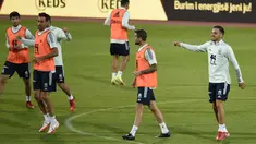 Para pemain Spanyol melakukan pemanasan selama sesi latihan di stadion Fadil Vokrri di Pristina (7/9/2021). Spanyol akan bertanding melawan Kosovo pada kualifikasi grup B Piala Dunia Qatar 2022 di  Fadil Vokrri Stadium. (AFP/Armend Nimani)