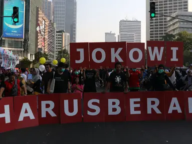 Koalisi masyarakat sipil membawa spanduk dalam menggelar aksi saat kegiatan Car Free Day di Jalan MH Thamrin, Jakarta, Minggu (1/9/2019). Mereka meminta agar Joko Widodo (Jokowi) berani mencoret calon pimpinan (Capim) KPK yang diduga bermasalah. (Liputan6.com/Johan Tallo)