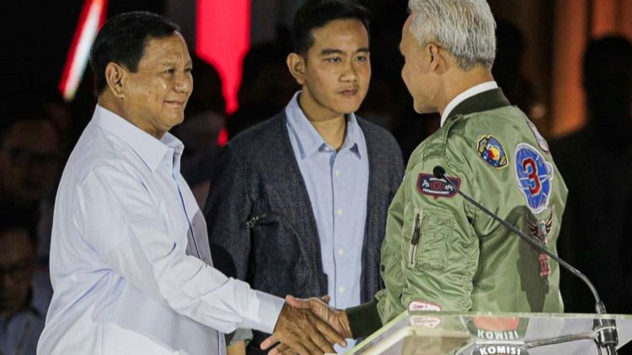 Dalam Debat Ketiga Capres 2024 yang berlangsung di Istora Senayan pada Minggu (7/1/2023) ini tiga capres dari nomor urut satu, dua dan tiga akan beradu gagasan.
