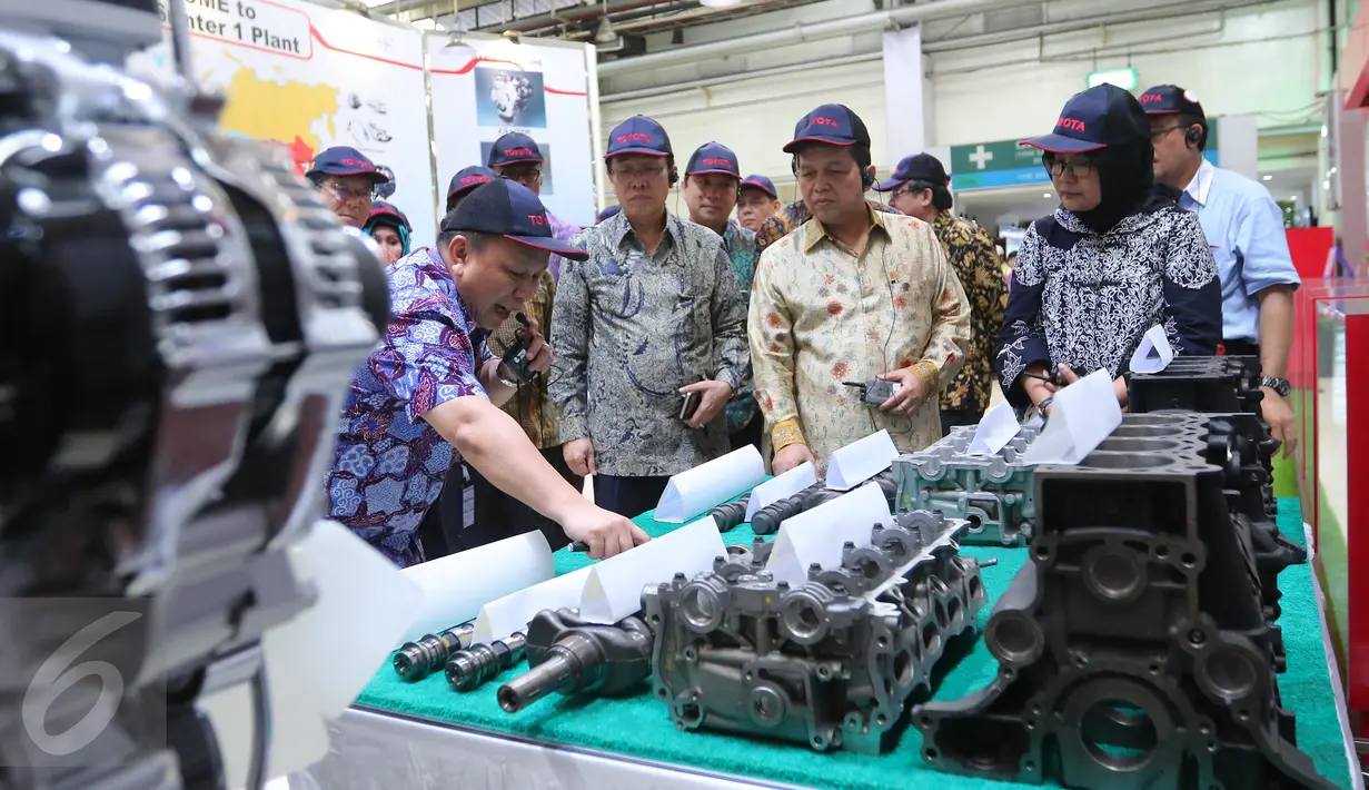 Ketua Komite Ekonomi dan Industri Nasional (KEIN), Soetrisno Bachir bersama rombongan melihat-lihat pada kunjungan kerja di pabrik PT Toyota Motor Manufacturing Indonesia (TMMIN) Sunter I di Jakarta, Senin (9/5). (Liputan6.com/Angga Yuniar)