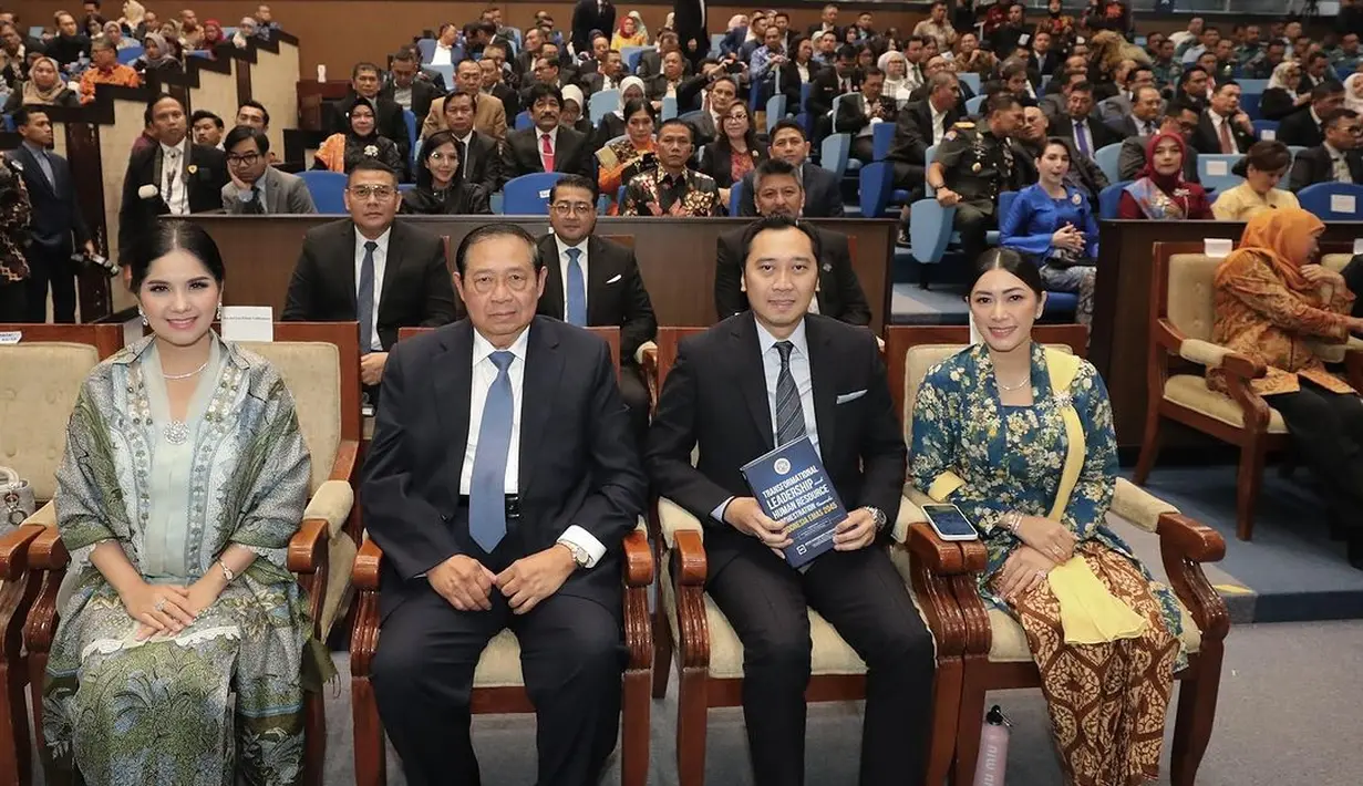 Batik hijau sage yang dijadikan bawahan dan selendang bahu dipadukan dengan heels bernuansa nude [@annisayudhoyono]