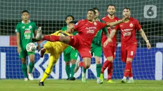 Kiper PSS Sleman, Ega Rizky, dihadang bek Persija Jakarta, Yann Motta pada pertandingan BRI Liga 1 2021 di Stadion Pakansari, Bogor, Minggu (5/9/2021). Kedua tim bermain imbang 1-1. (Bola.com/M Iqbal Ichsan)