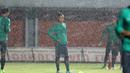 Manahati Lestusen menanti instruksi pelatih saat sesi latihan  di Stadion Maguwoharjo, Sleman, Sabtu (08/10/2016). (Bola.com/Nicklas Hanoatubun)