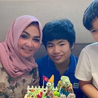 Anak angkat Rieta Amilia, Gavrel berulang tahun yang ke-14. (Sumber: Instagram/rieta_amilia)