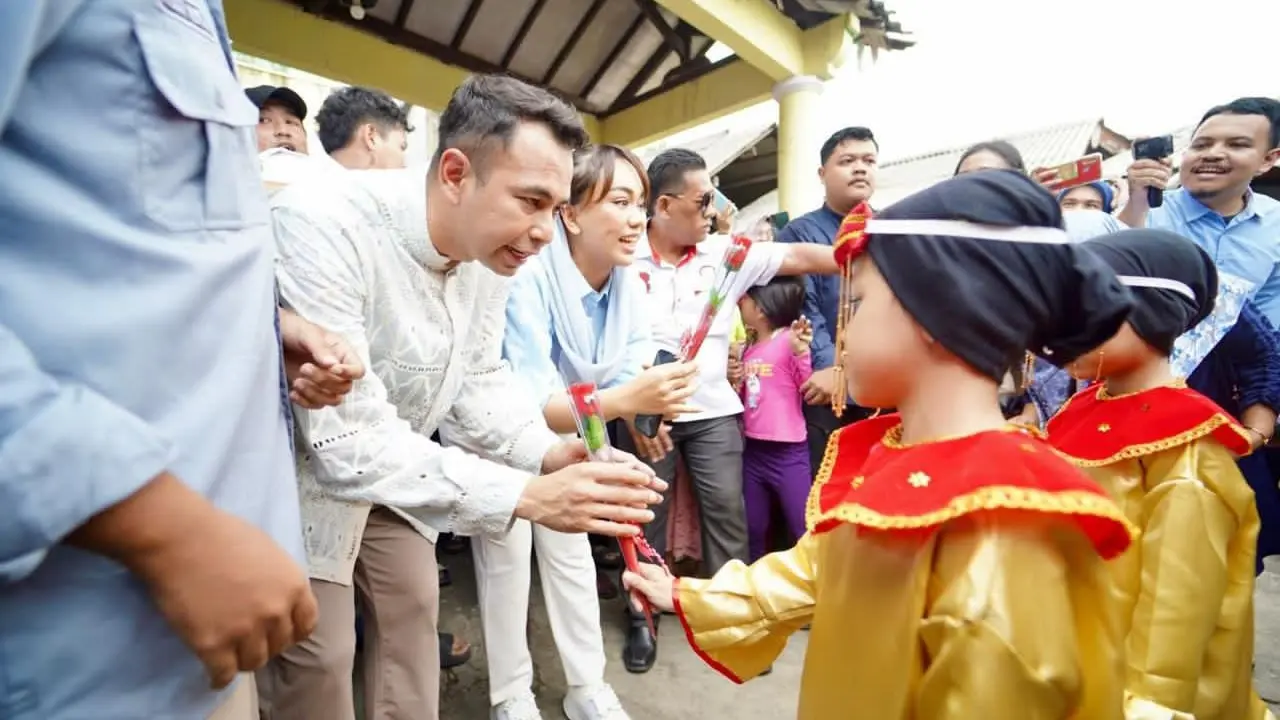 Ketua DPP PAN Zita Anjani bersama aktris Raffi Ahmad mengunjungi PAUD Harapan Bangsa di Batu Ampar, Cililitan, Jakarta Timur.