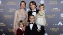 Gelandang Real Madrid, Luka Modric bersama keluarganya menghadiri malam penghargaan Ballon d'Or 2018 di Grand Palais, Paris, Senin (3/12). Modric terpilih sebagai peraih Ballon d'Or 2018 yang dirilis oleh France Football. (Anne-Christine POUJOULAT/AFP)