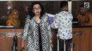 Dirjen PSLB3 KLHK, Rosa Vivien Ratnawati berada di gedung KPK, Jakarta, Jumat (28/9). Rosa Vivien diperiksa sebagai saksi untuk tersangka mantan Mensos dan Sekjen Partai Golkar Idrus Marham terkait suap proyek PLTU Riau-1. (Merdeka.com/Dwi Narwoko)