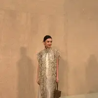 Raline Shah tampil memukau dalam balutan dress silver dengan statement outer. Ia memadukannya dengan gaya makeup yang fokus pada area bibir. [Foto: Instagram/ Raline Shah]