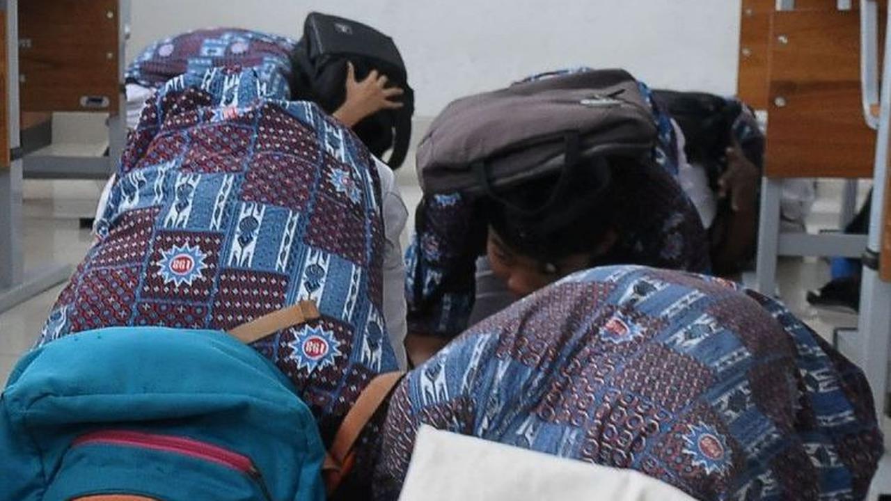 Oleh karena itu latihan tanggap bencana perlu dilakukan oleh masyarakat, guru dan para siswa di SMP Negeri 198 agar siap menghadapi bencana alam seperti gempa bumi ini. <br>