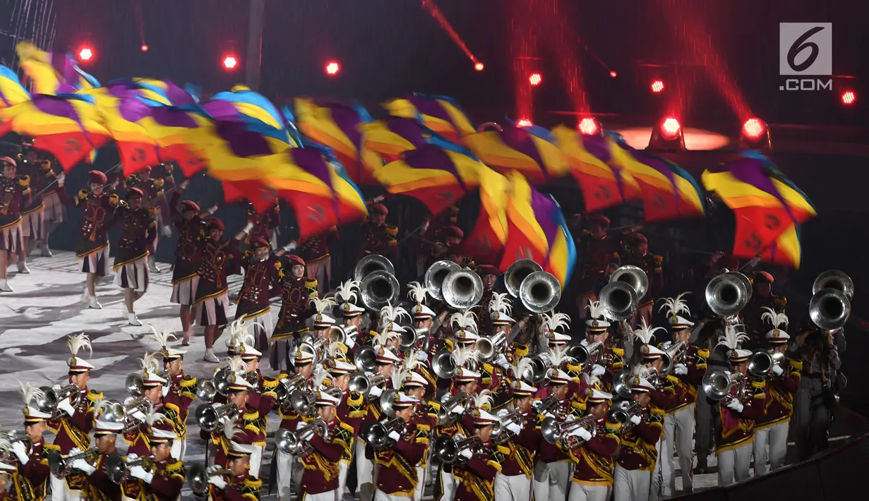 Penampilan marching band polisi dan dan TNI saat penutupan Asian Games 2018 di Stadion Utama GBK, Jakarta, Minggu (2/9). (Merdeka.com/Imam Buhori)