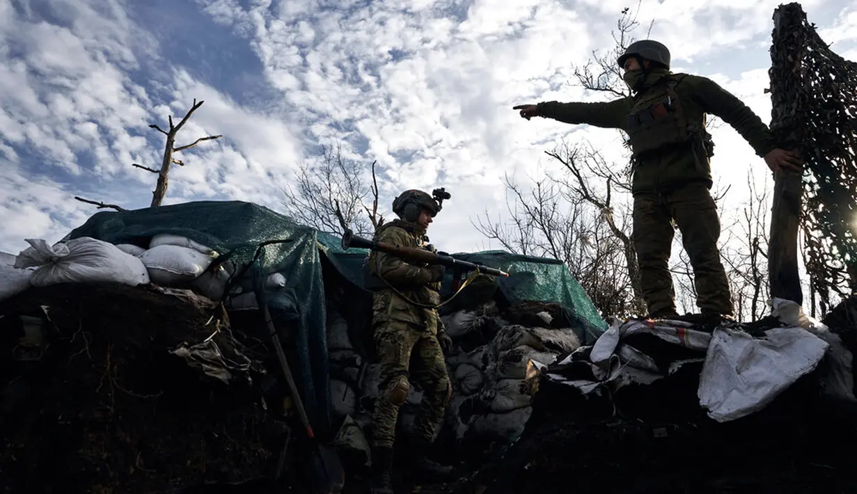 Tentara Ukraina mengambil posisi selama pertempuran dengan pasukan Rusia di dekat Maryinka, wilayah Donetsk, Ukraina, 23 Desember 2022. Rusia dan Ukraina saat ini tidak terlibat dialog sama sekali untuk mengakhiri pertempuran. (AP Photo/Libkos)