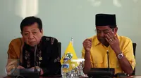 Ketua Umum Partai Golkar Setya Novanto (kiri) didampingi Sekjen Partai Golkar Idrus Marham memberikan keterangan mengenai pelaksanaan Pilkada Serentak tahun 2017 di Kantor DPP Partai Golkar, Slipi, Jakarta, Jumat (17/2). (Liputan6.com/Johan Tallo)