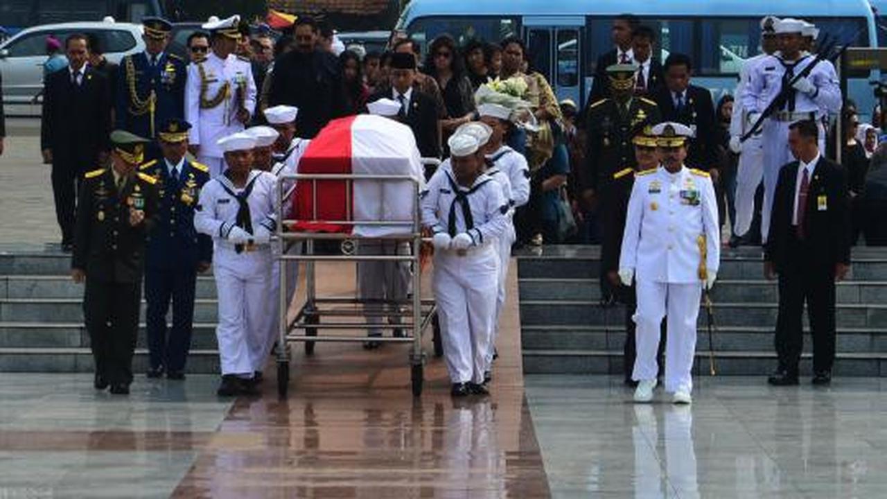 Prosesi pemakaman Laksamana (Purn) Sudomo