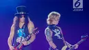 Gitaris Guns N' Roses, Slash dan Bassis, Duff McKagan saat tampil pada konser Guns N' Roses “Not In This Lifetime” Tour in Jakarta 2018 di Stadion Gelora Bung Karno, Jakarta, Kamis (8/11). (Liputan6.com/Faizal Fanani)