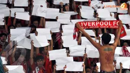 Seorang fans Liverpool yang menonton di Stadion GBK rela mencat badannya dengan gambar Liverbird. (Liputan6.com/Helmi Fithriansyah)