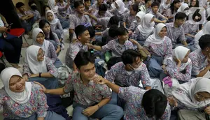 Para pelajar Sekolah Menengah Atas (SMA) Negeri 70 Jakarta saat mengikuti sosialisasi pencegahan perundungan, Selasa (27/2/2024). (Liputan6.com/Herman Zakharia)