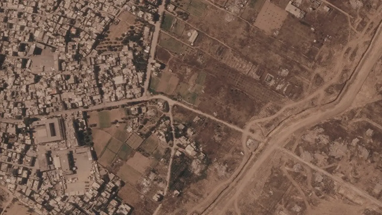 Citra satelit Planet Labs PBC memperlihatkan tanggul tanah yang sedang dibangun militer Israel di Jalur Gaza bagian tengah pada 1 Juli 2026.