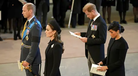 Pangeran William, Kate Middleton, Meghan Markle, dan Pangeran Harry dalam prosesi persemayaman Ratu Elizabeth II di Westminster Hall, 14 September 2022 (Christopher Furlong/Pool Photo via AP)