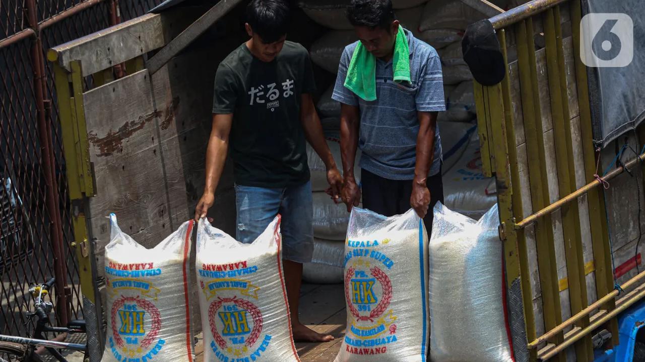 Kenaikan harga mempengaruhi daya beli masyarakat yang biasanya membeli satu karung beras karena adanya kenaikan harga hanya membeli setengah karung saja.