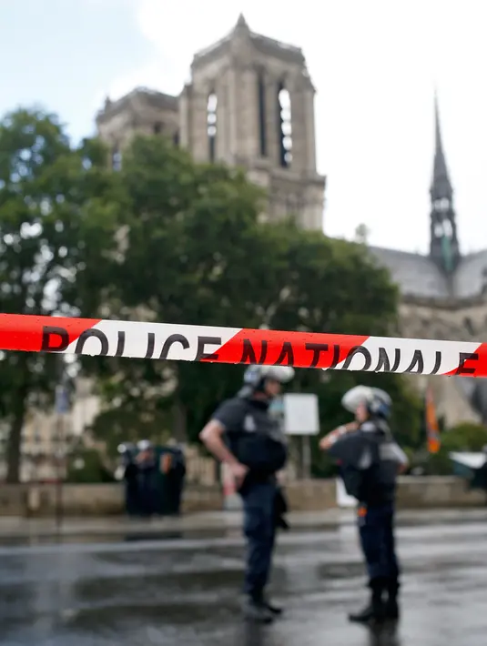 Garis polisi terpasang dekat akses menuju Katedral Notre-Dame di Paris setelah aksi penyerangan, Selasa (6/6). Seorang pria bersenjata palu mencederai satu polisi sebelum dia ditembak dan dilukai oleh petugas lainnya. (AP Photo/Matthieu Alexandre)