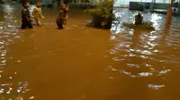 Curah hujan tinggi menyebabkan air Sungai Citarum meluap dan merendam sebagian Karawang (Istimewa)
